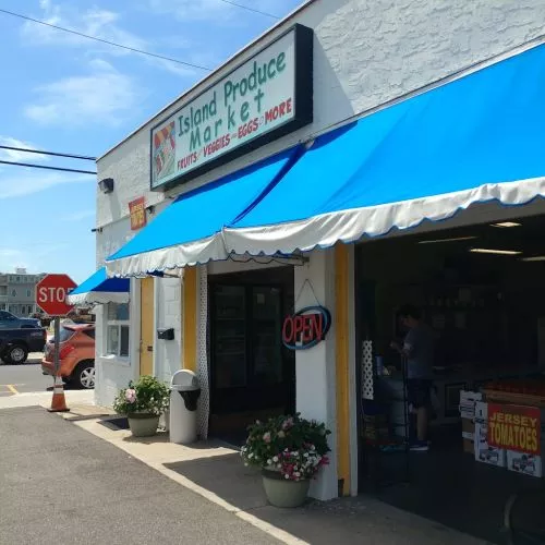 Family owned & operated. . . plenty of fresh produce, breakfast/ lunch sandwiches, and the best smoothies on the island!